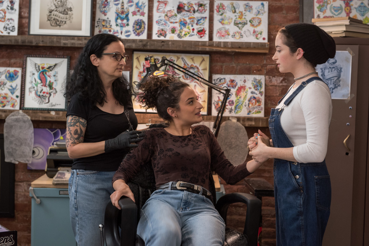 Dana and Ali in their seriously good '90s denim. Photo: Amazon Studios