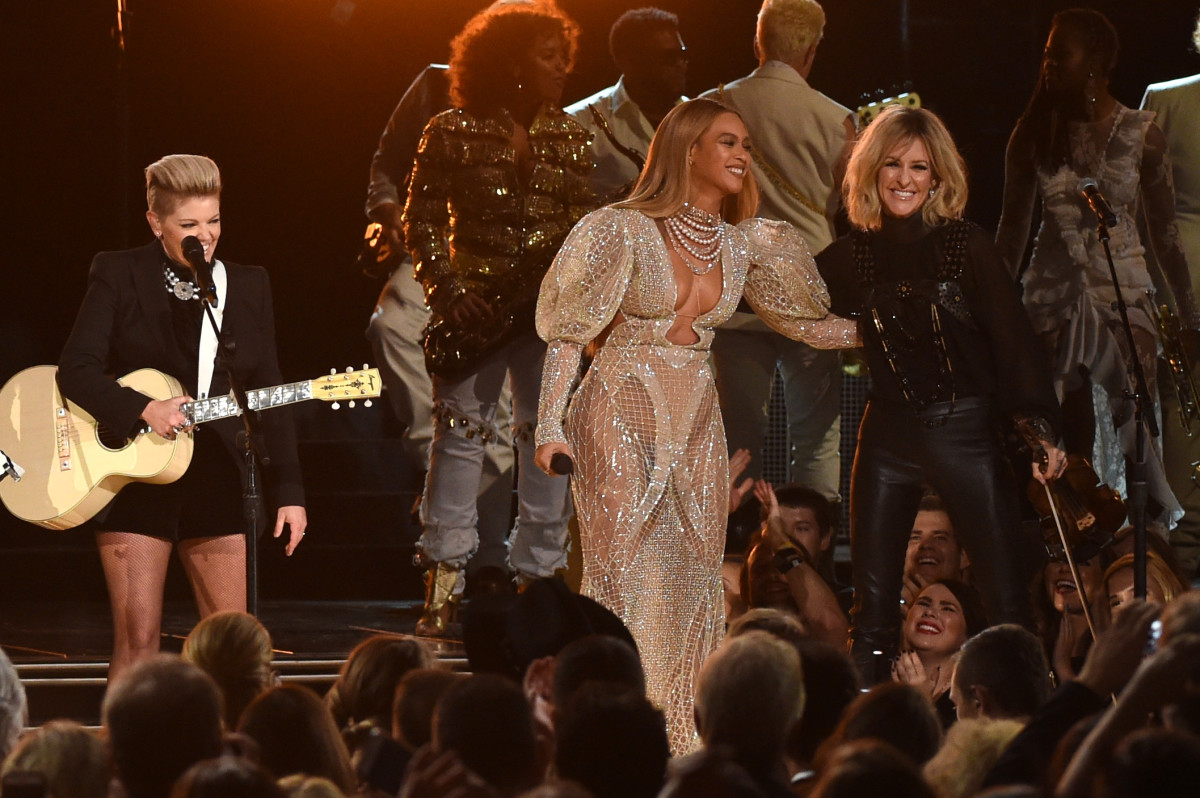 Beyonce Surprised No One By Wearing A Naked Dress To Perform At The 2016 Cmas Fashionista