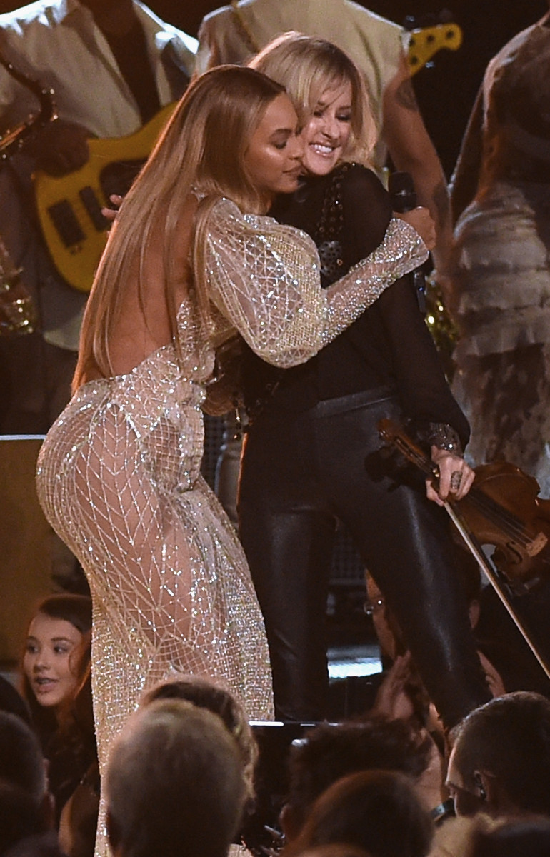 Beyonce Surprised No One By Wearing A Naked Dress To Perform At The Cmas Fashionista