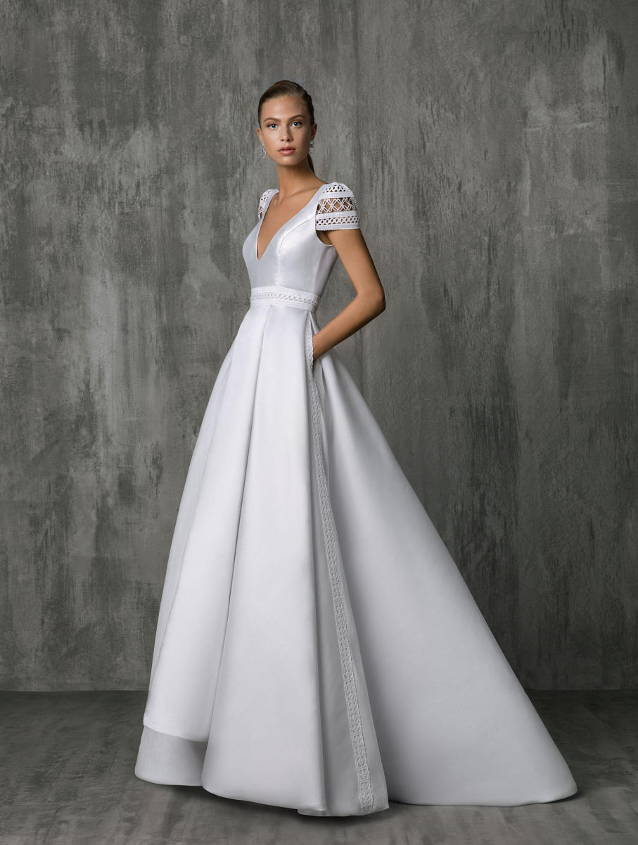 meghan markle wedding dress style