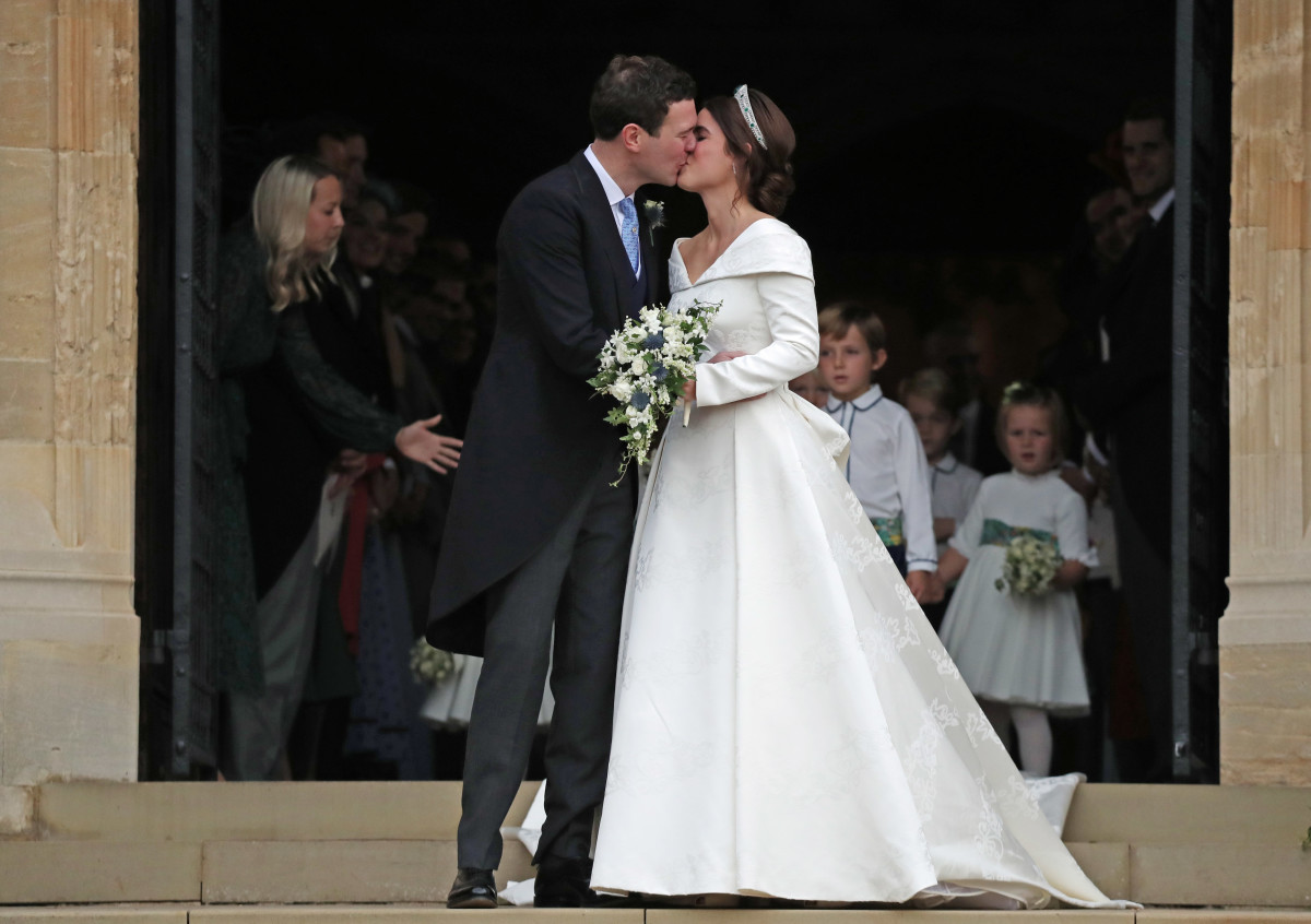 Princess eugenie royal shop wedding dress designer