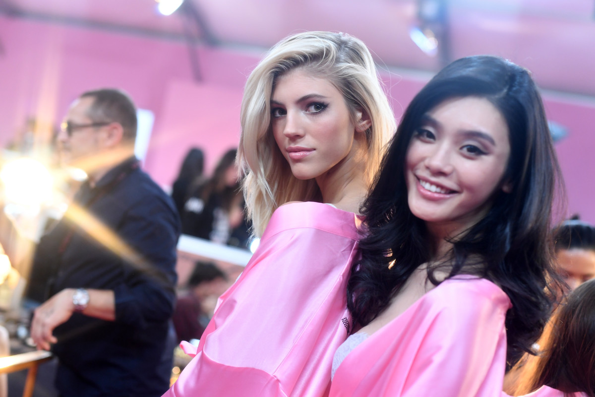 Devon Windsor and Ming Xi backstage at the 2016 Victoria's Secret runway show. Photo: Pascal Le Segretain/Getty Images for Victoria's Secret