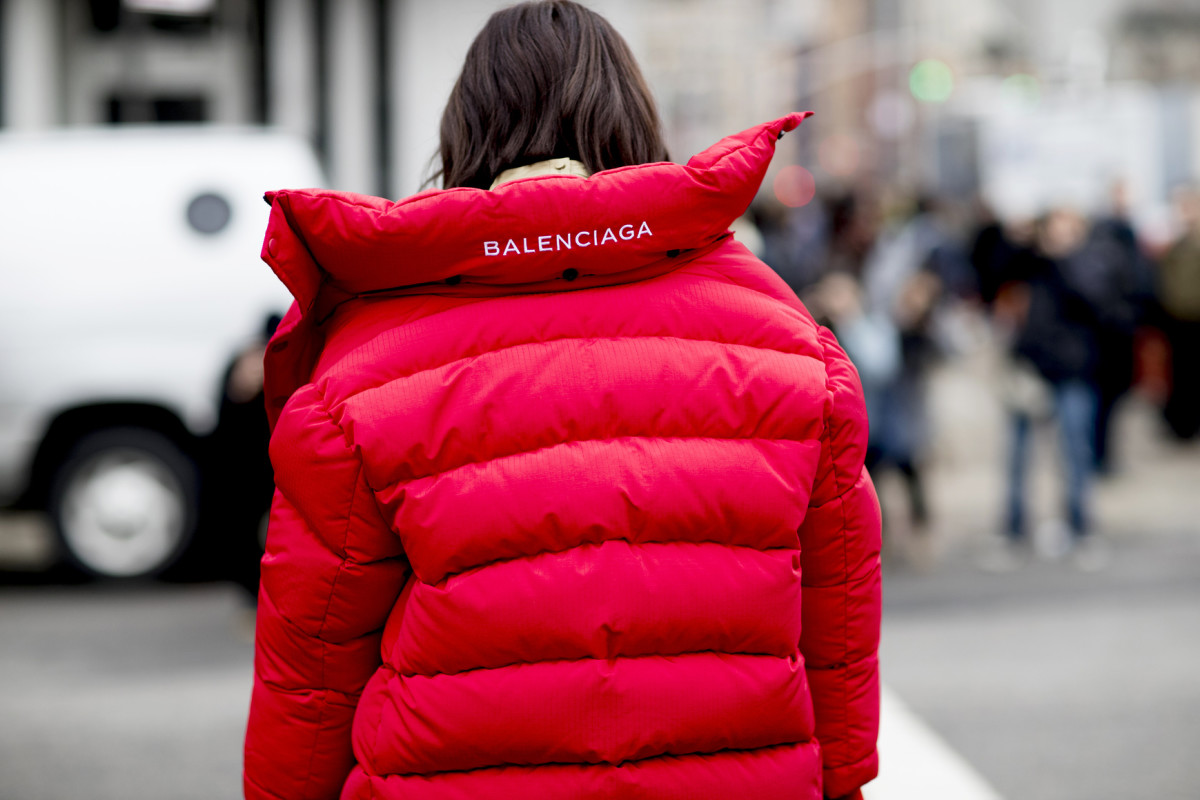 Красный пуховик Balenciaga