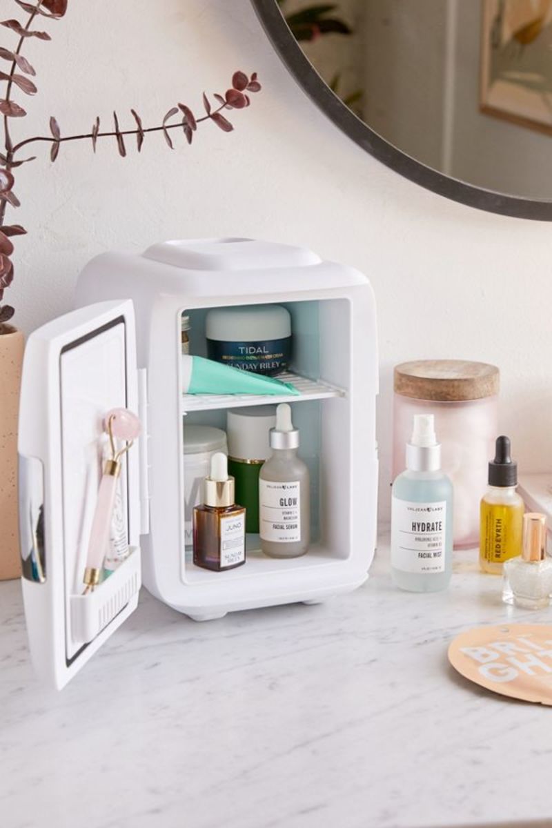 uøkonomisk Korn Modtager maskine The Real Benefits of Those Skin-Care Mini Fridges That Are so Trendy Right  Now - Fashionista