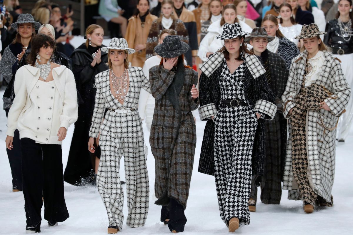 A Moment Of Silence, A Standing Ovation And Plenty Of Tears For Karl  Lagerfeld'S Final Chanel Collection - Fashionista