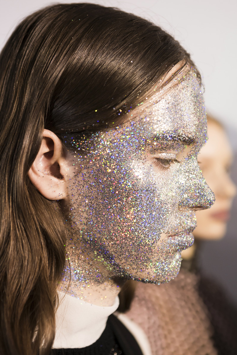 uren ledsager Skærpe It May Be Time to Reconsider All That Glitter in Your Beauty Products -  Fashionista