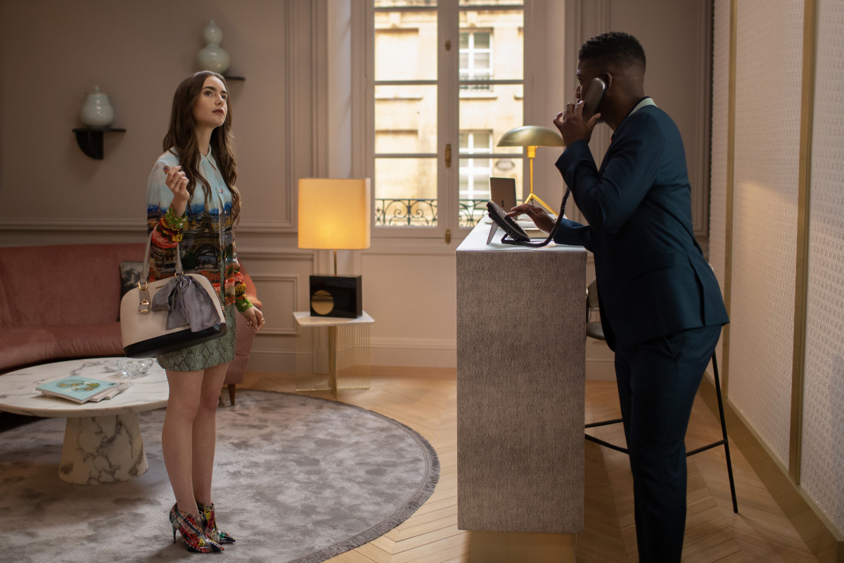 Emily (Lily Collins) arrives at her office in Paris to meet her new French colleague, Luke (Samuel Arnold). Luckily for her, he's multilingual.