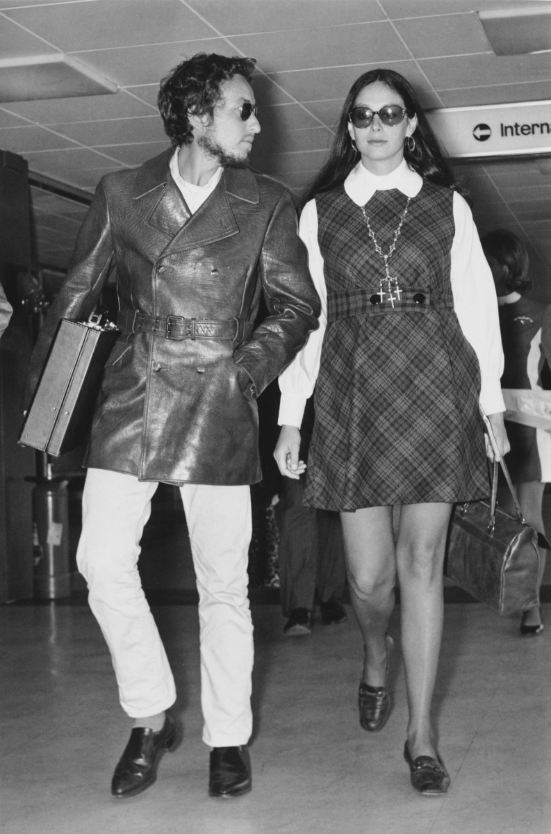 Bob Dylan and Sara Lownds at Heathrow Airport in 1969.