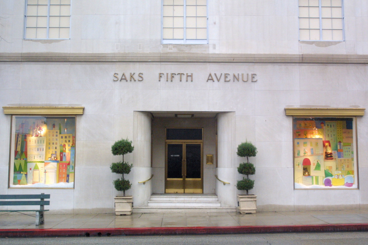 saks-fifth-ave-store-front