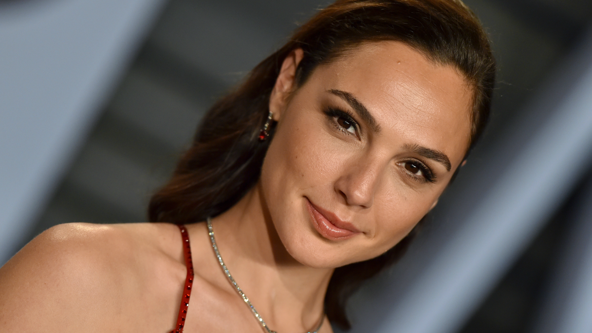 Must Read: Gal Gadot Covers 'Vogue,' Fitness Fashion Is on the Rise ...