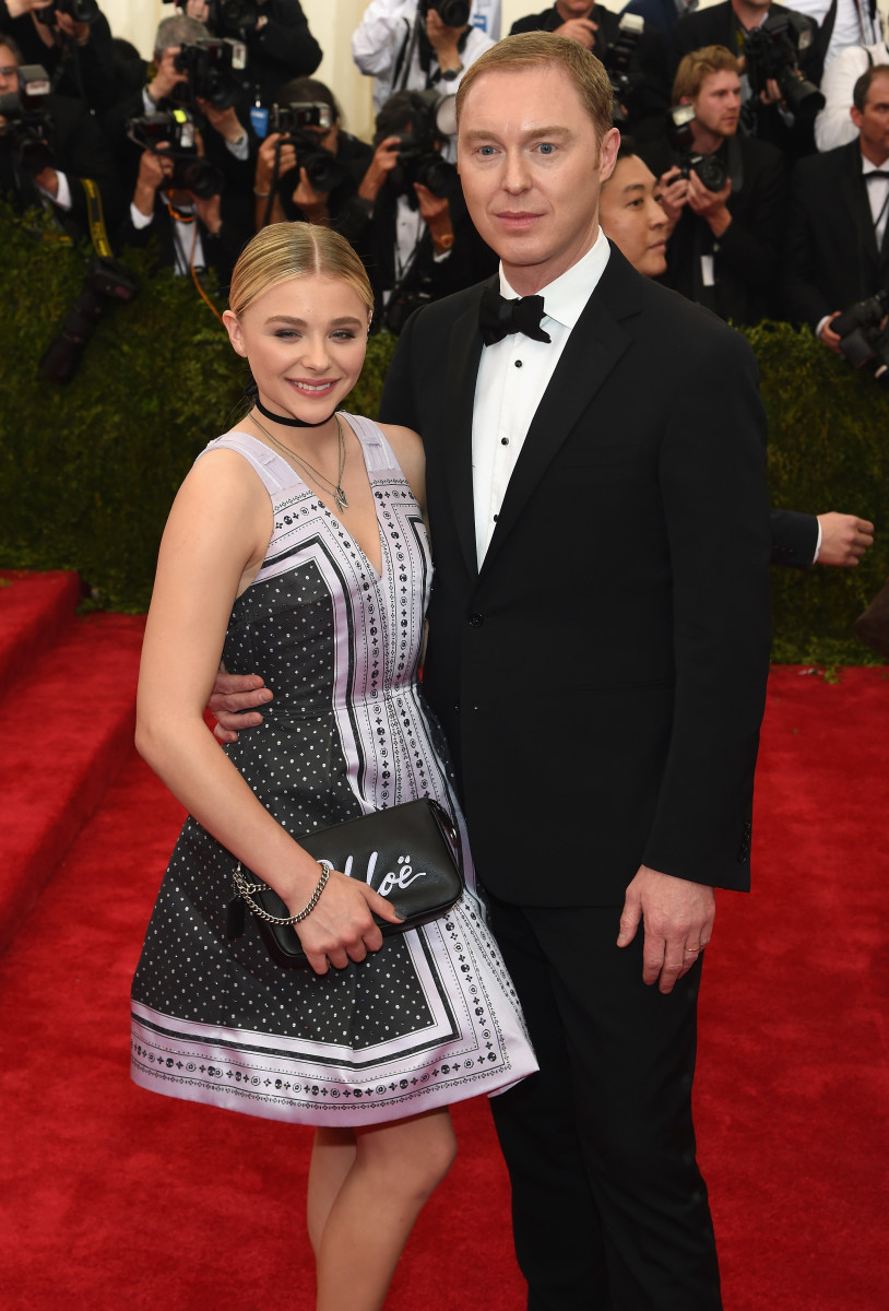 Stuart Vevers with Chloë Grace Moretz at the 2015 'China: Through the Looking Glass' Met Gala.