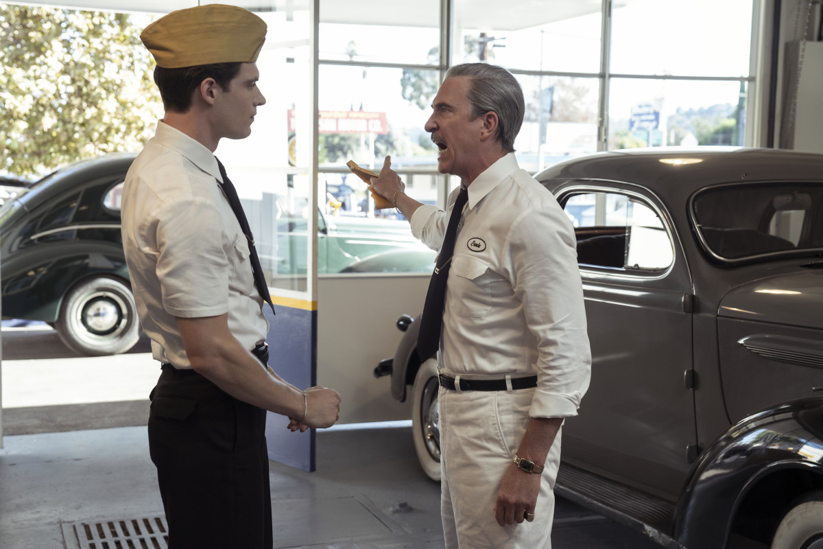Jack (David Corenswet) receiving an assignment from big boss Ernie (Dylan McDermott).