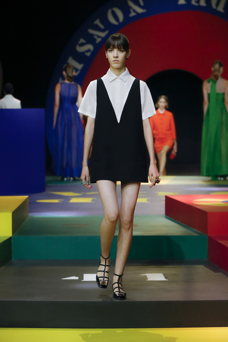 Dior's Spring 2022 Collection Pays Tribute to Its Swinging '60s Past