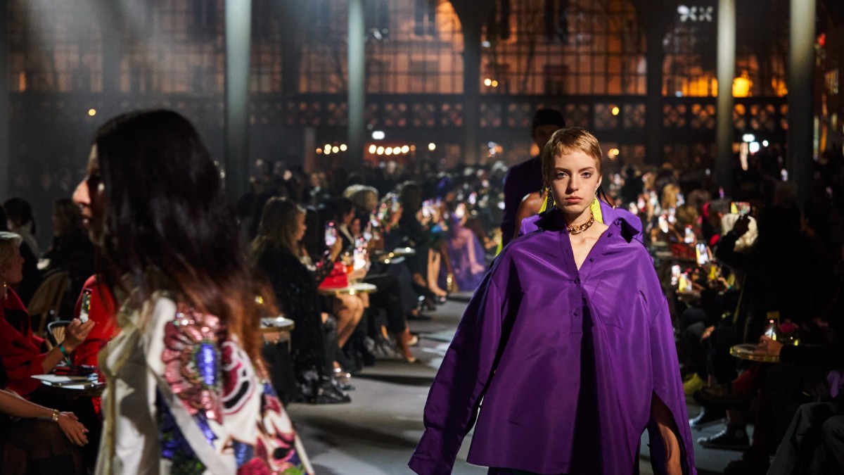 Pierpaolo Piccioli Does Dressed-Down Glamour at Valentino Spring 2022