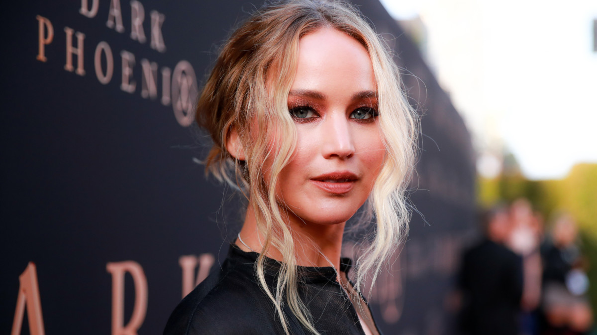 Must Read: Jennifer Lawrence Covers 'Vanity Fair,' What Fashion Can Do To  Become 80% Circular - Fashionista