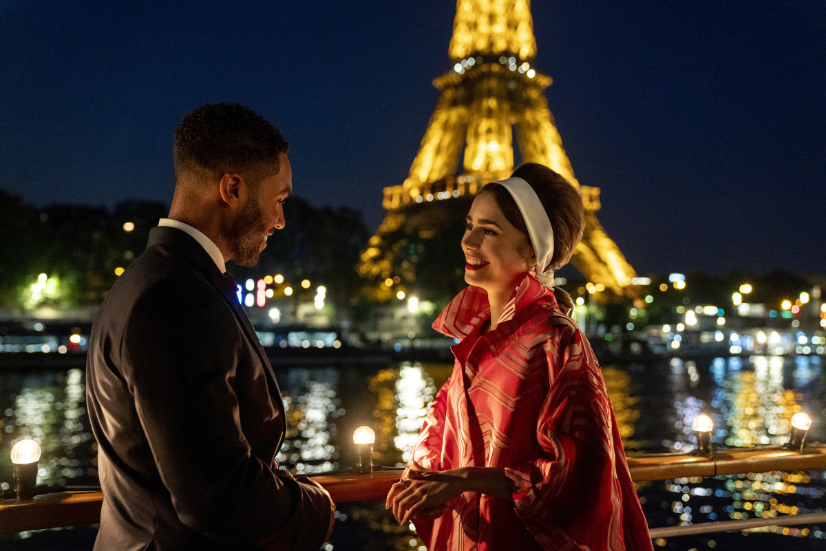 Alfie (Lucien Laviscount) and Emily have a Paris moment.