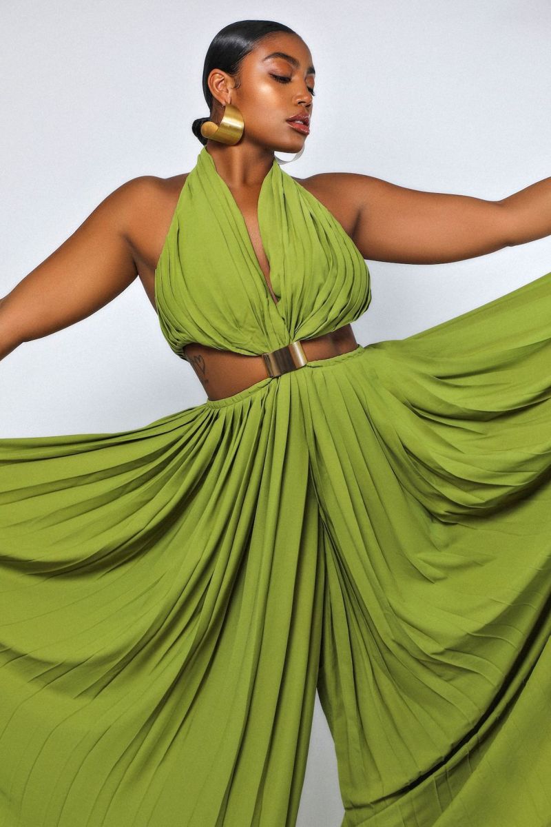 Great Outfits in Fashion History: Jennifer Coolidge Making Moss Green Look Chic