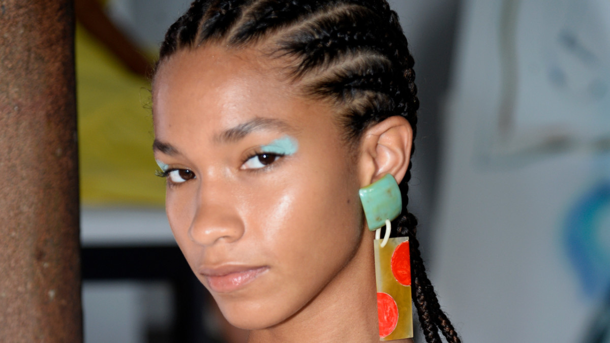 Candy-Colored Eye Makeup Is the Cheery Beauty Trend Taking Over the Spring Runways