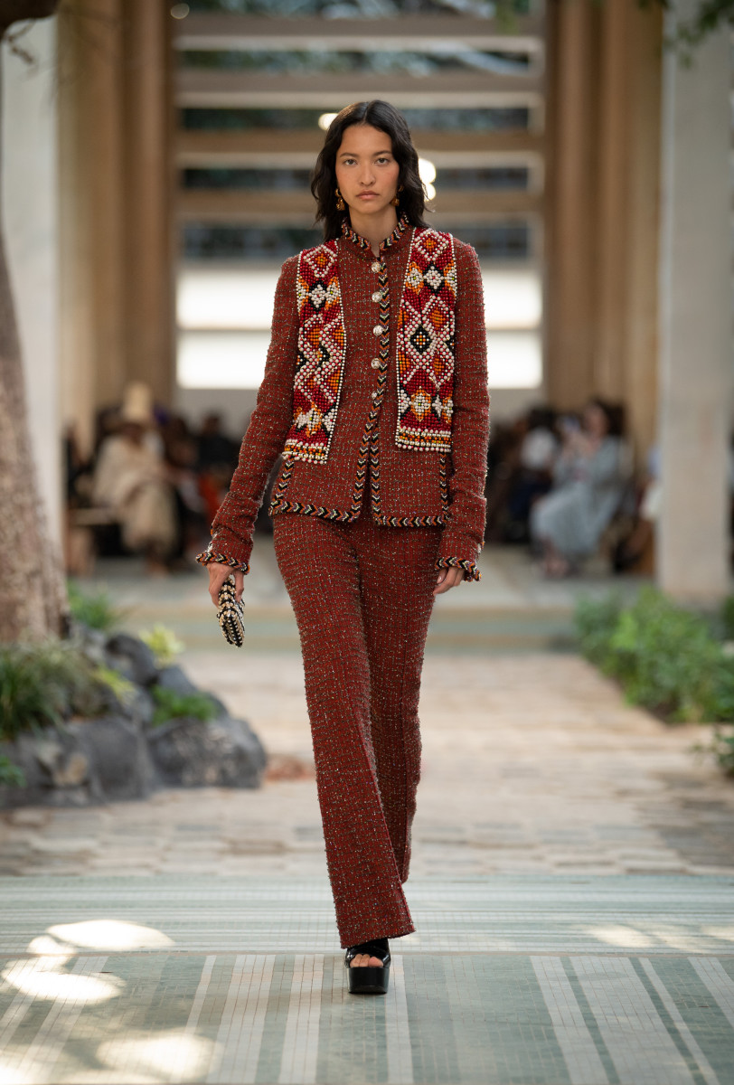 Virginie Viard Brings the '70s Back for Chanel Métiers d'Art 2023 in ...