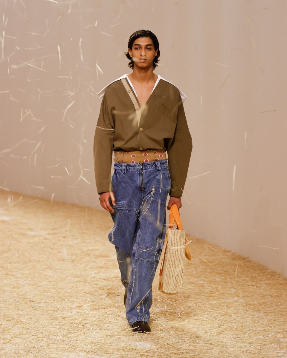 Jacquemus debuted the Spring 2023 RTW collection with a raffia-filled  runway show where colourful prints, denim styles and silver metallics…