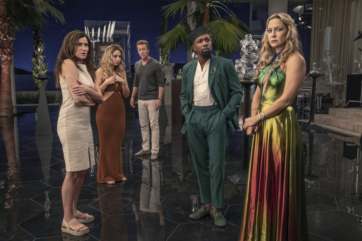 Glass Onion A Knives Out Mystery (2022). (L-R) Kathryn Hahn as Claire, Madelyn Cline as Whiskey, Edward Norton as Miles, Leslie Odom Jr. as Lionel, and Kate Hudson as Birdie. Cr. John Wilson_Netflix © 2022.
