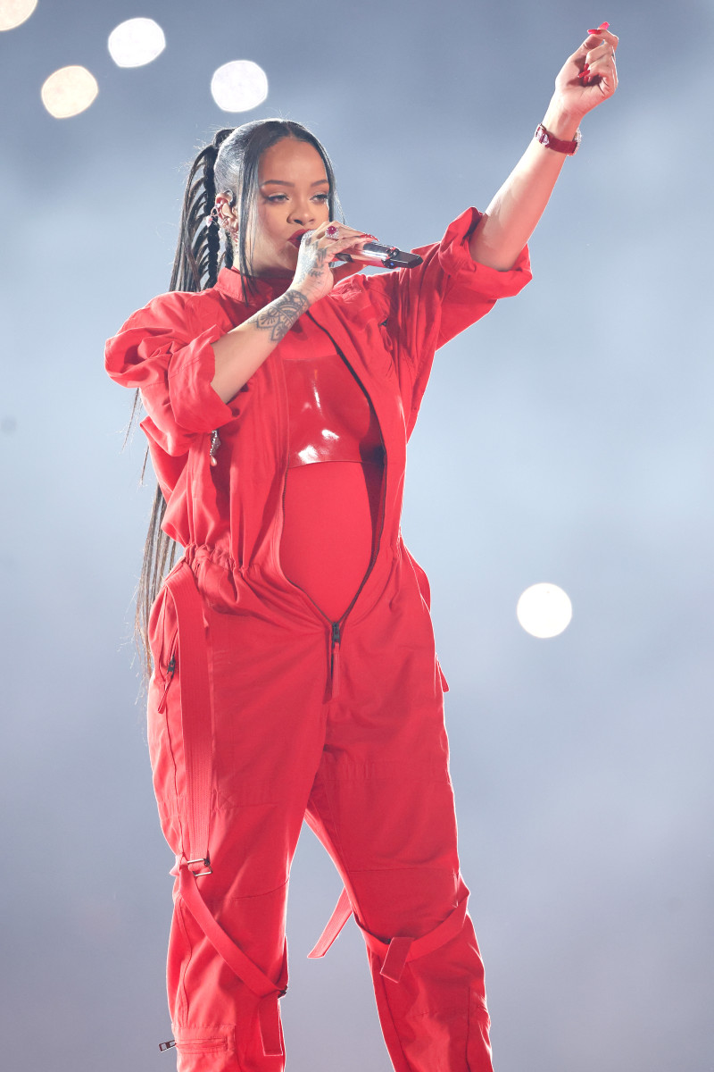 stof in de ogen gooien Vergissing Uitputting Rihanna Wears Red Loewe and Alaïa for Super Bowl 2023 Performance -  Fashionista