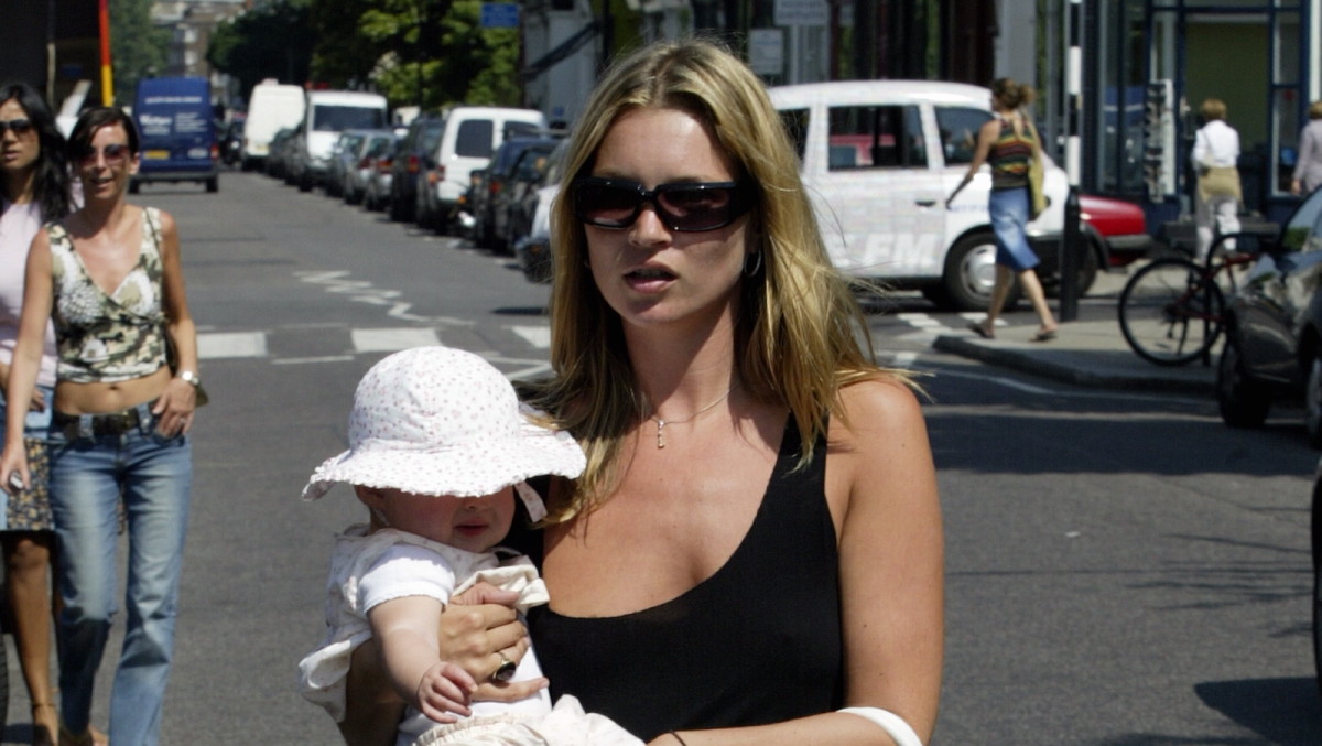 Great Outfits in Fashion History: Kate Moss Carrying a Huge Birkin (and  Lila Moss) in 2003 - Fashionista