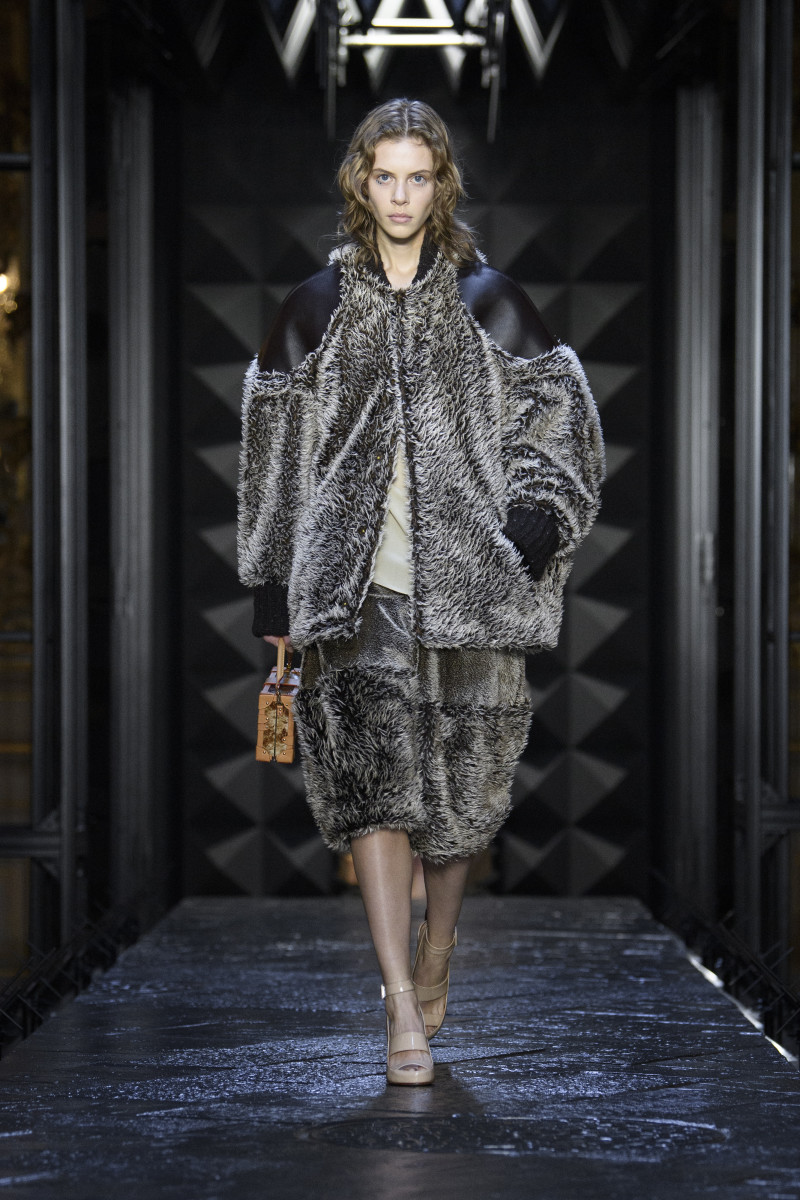 Shop Louis Vuitton 2023 SS Silk Party Style Elegant Style Lightweight  Scarves & Shawls (M79145) by EspoirMarche