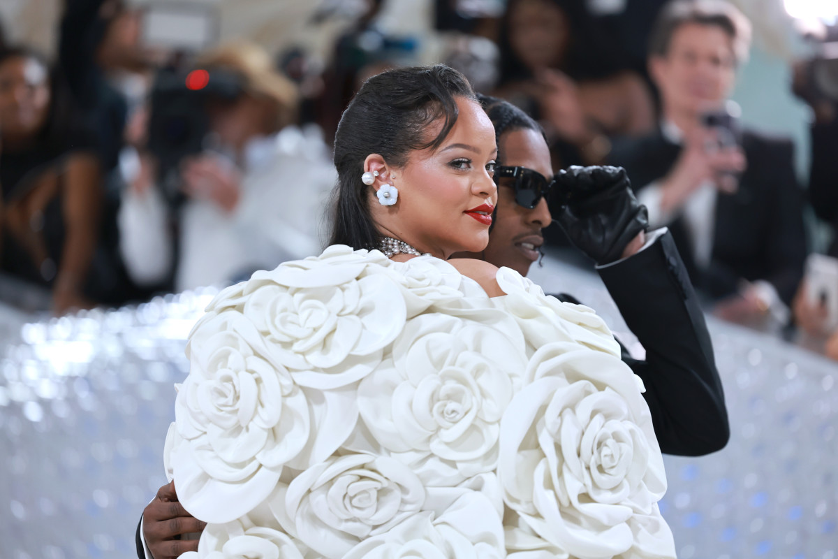 Here's How to Get Rihanna's Full Camellia-Inspired 2023 Met Gala Beauty ...