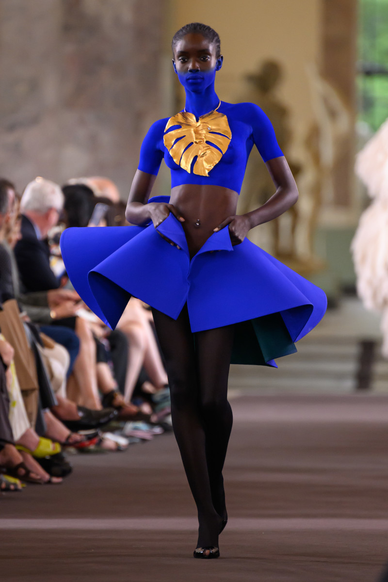 https://fashionista.com/.image/t_share/MTk5MTAyMjM4NjM4MDI0NDY1/schiaparelli-haute-couture-fall-2023-15.jpg