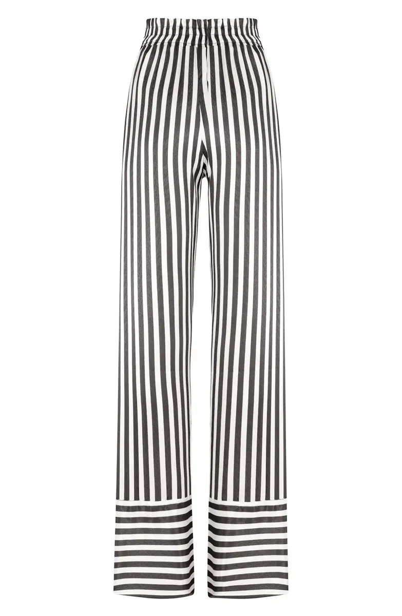 Great Outfits in Fashion History: Harry Styles' Perfectly Pinstriped ...