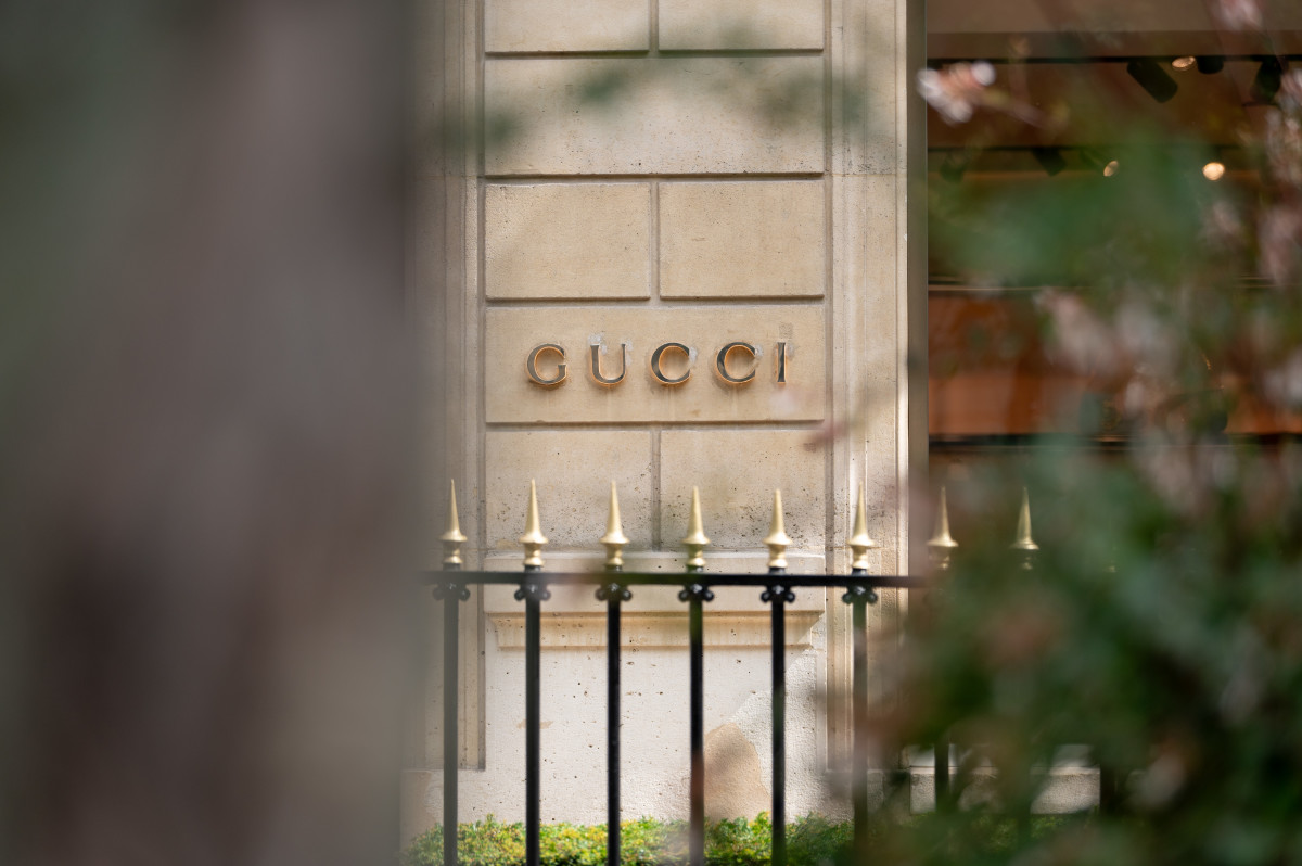 Designer Frames Outlet. The Versace vs. Gucci Battle: Who Takes the Cake