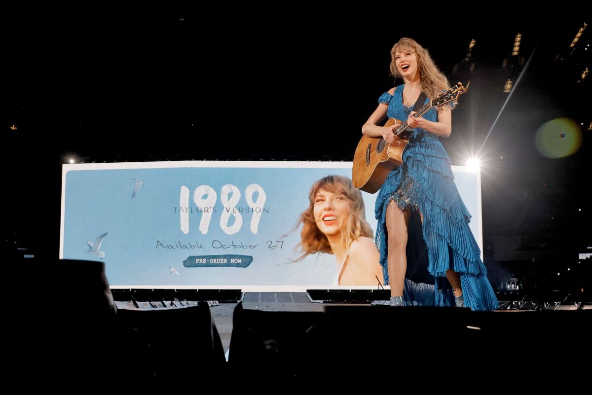 Taylor Swift Hinted at '1989 (Taylor's Version)' With Five New Outfits on  the 'Eras' Tour - Fashionista