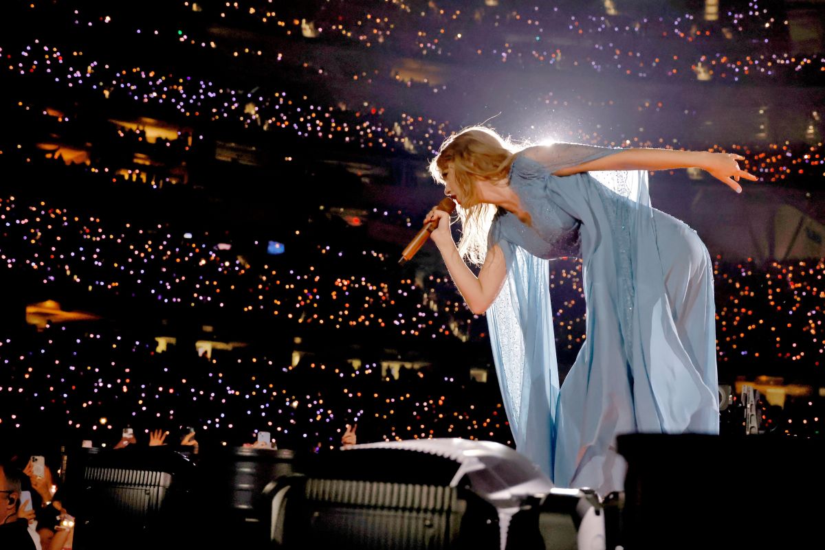 Taylor Swift Hinted at '1989 (Taylor's Version)' With Five New Outfits on  the 'Eras' Tour - Fashionista