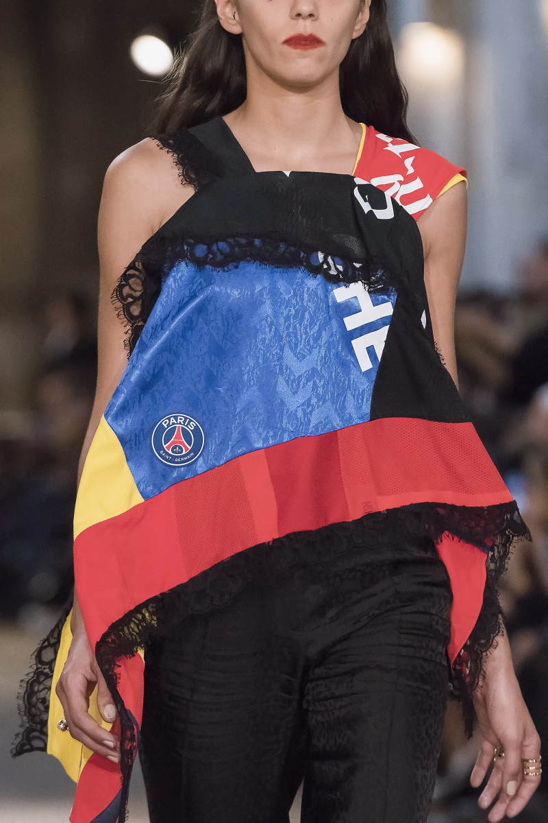 Koché introduced a collaboration with Paris Saint-Germain on its Spring 2018 runway, reimagining its kit across the ready-to-wear. 