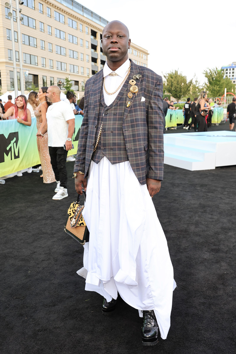 bob the drag queen at the vmas in a full suit and skirt