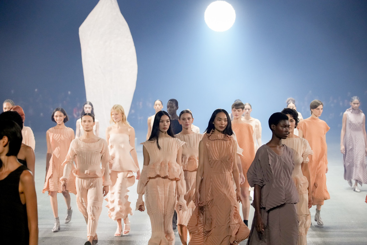 Issey Miyake Spring 2023 Was an Optimistic Tribute to Its Late