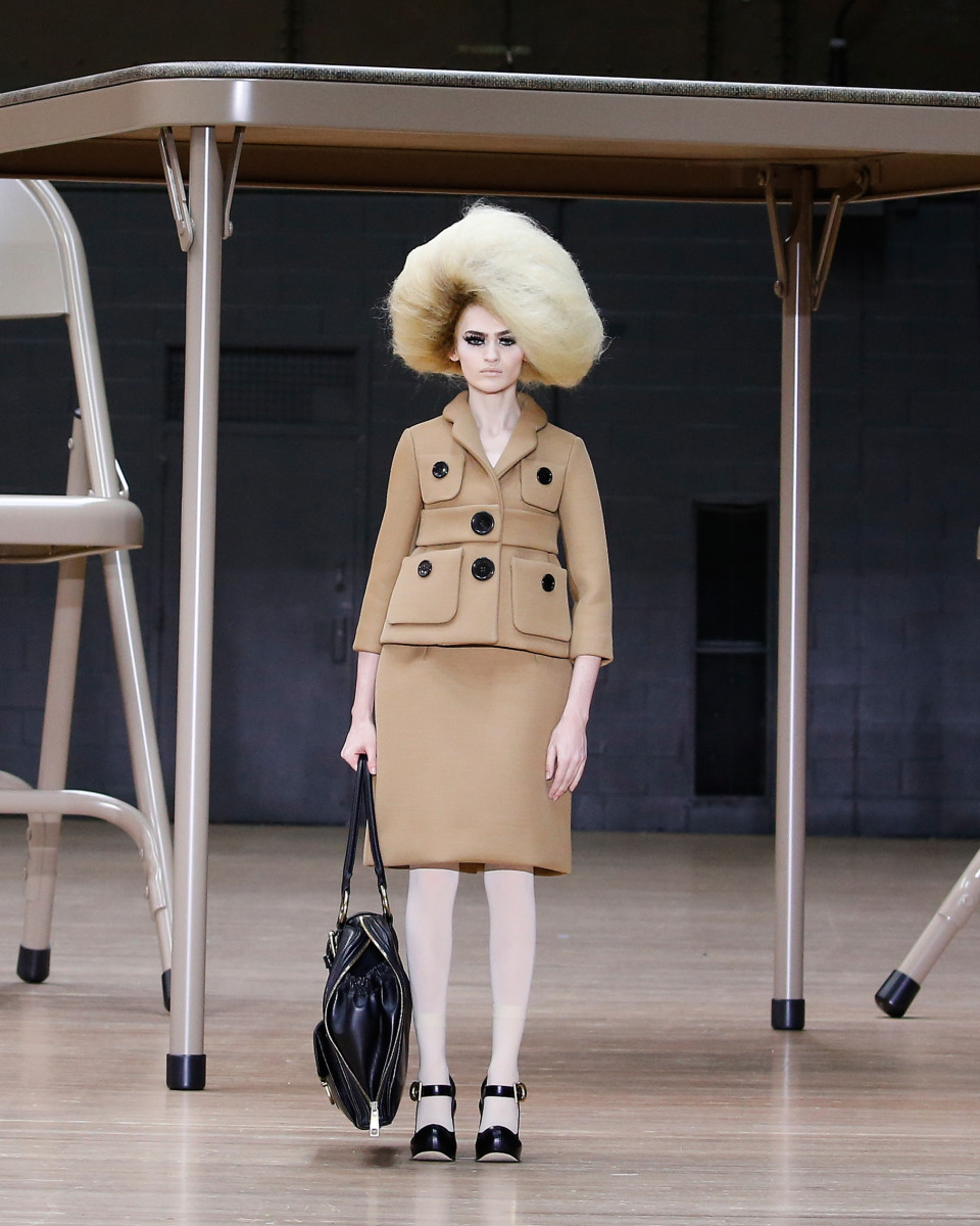 Marc Jacobs Sees Us All As Paper Dolls Fashionista   Marc Jacobs 40th Anniversary  Collection 2024  Look11 