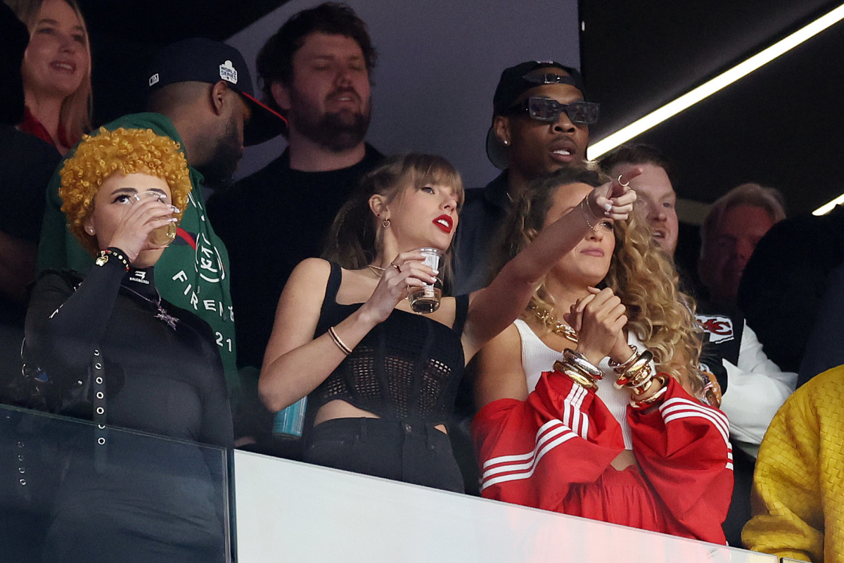 Taylor Swift Wears Travis Kelce's Jersey Number on a Diamond Necklace at  Super Bowl LVIII - Fashionista
