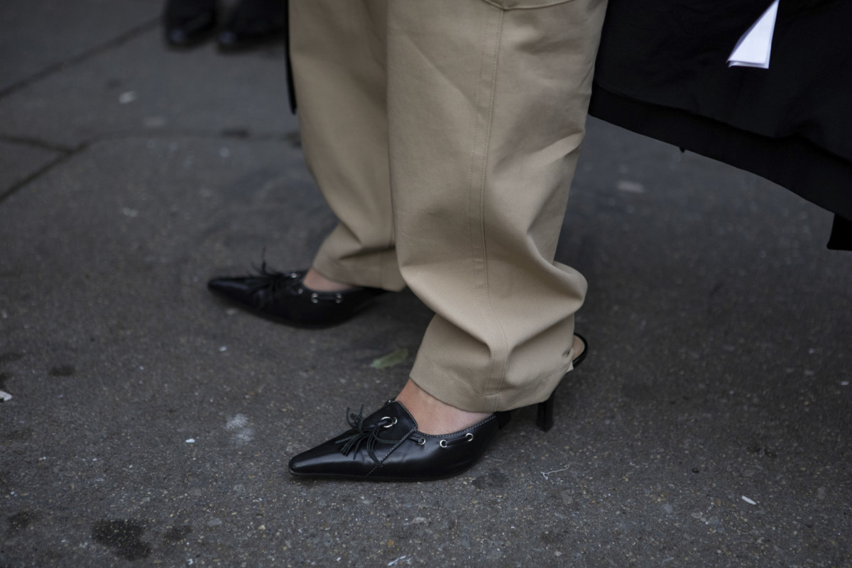 The Best Accessories We Spotted In New York Fashion Week Street Style   Nyfw Fall 2024 Street Style Shoes Bags 12 