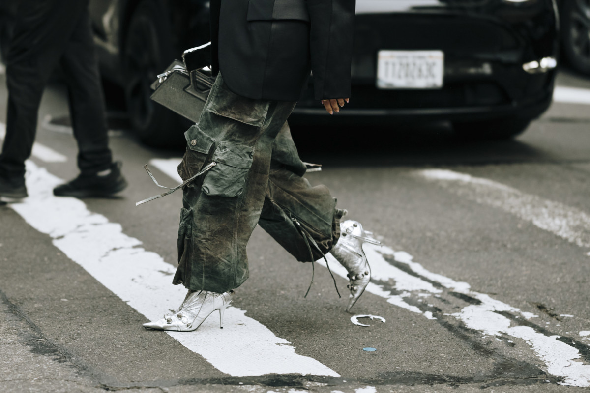 The Best Accessories We Spotted In New York Fashion Week Street Style   Nyfw Fall 2024 Street Style Shoes Bags 26 