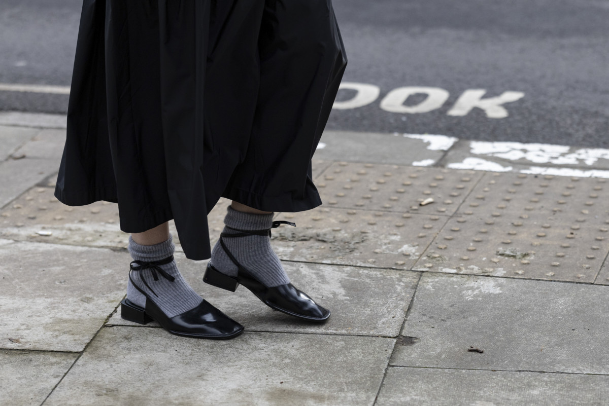 The Best Accessories We Spotted In London Fashion Week Street Style   Lfw Fall 2024 Street Style Bags Shoes 38 