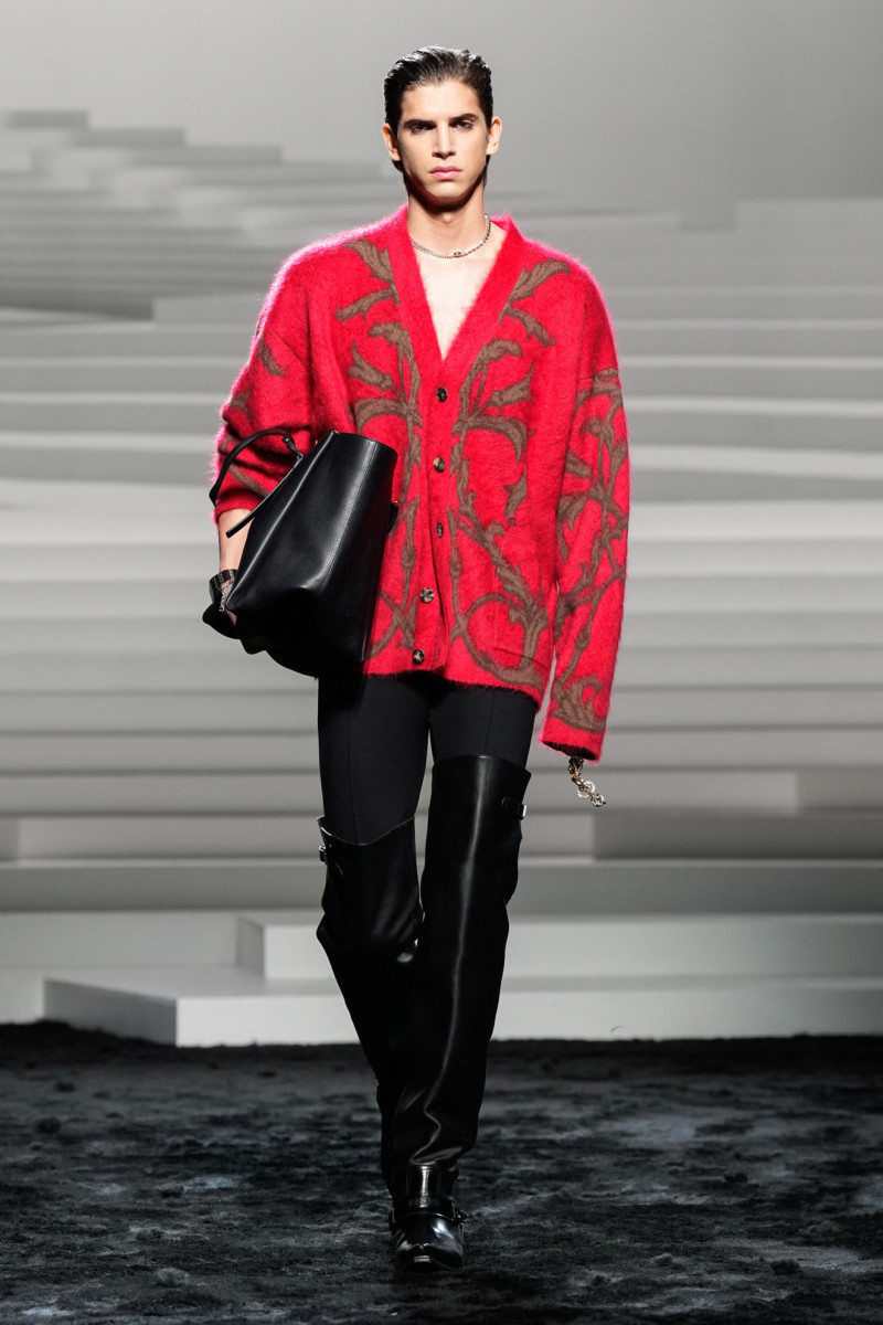 Versace Gives Its Power Suiting A Punk Twist For Fall 2024 Fashionista   Versace Fall 2024 25 