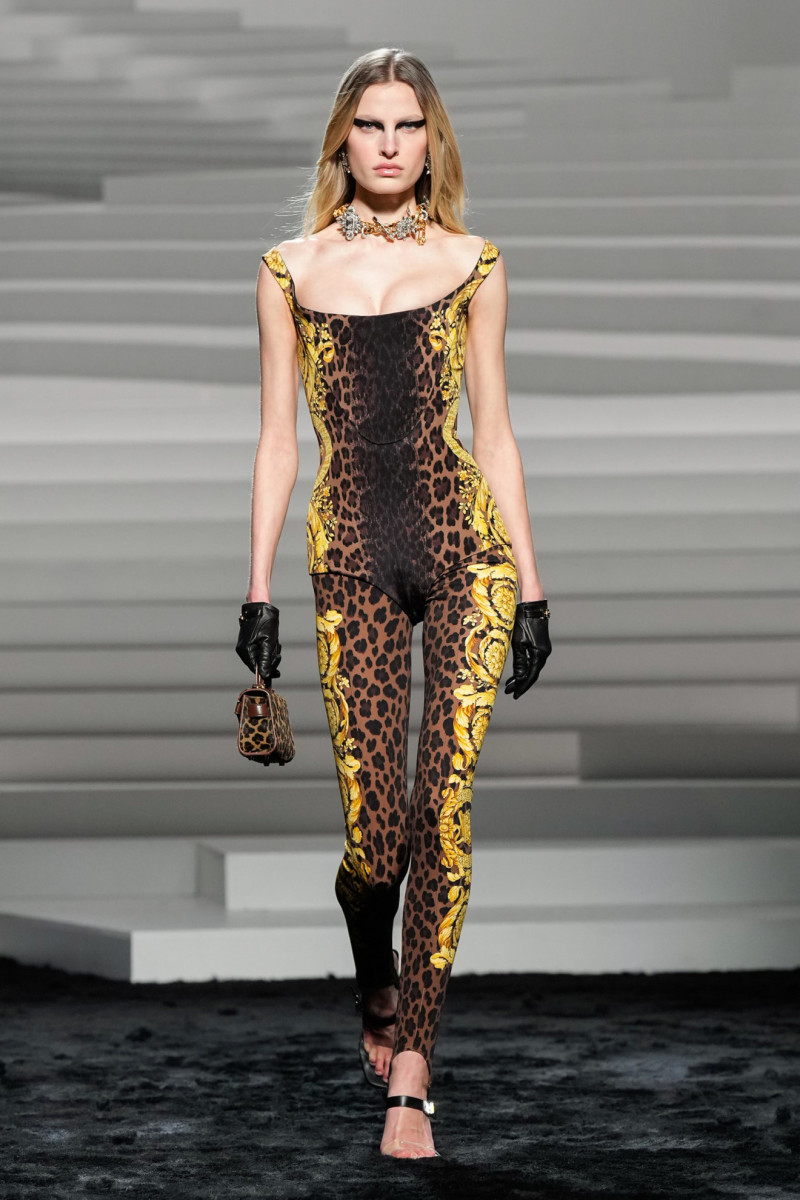 Versace Gives Its Power Suiting A Punk Twist For Fall 2024 Fashionista   Versace Fall 2024 33 