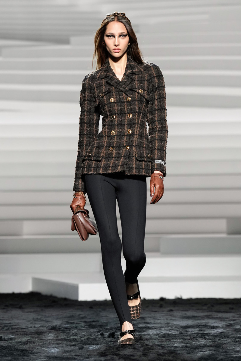 Versace Gives Its Power Suiting A Punk Twist For Fall 2024 Fashionista   Versace Fall 2024 39 