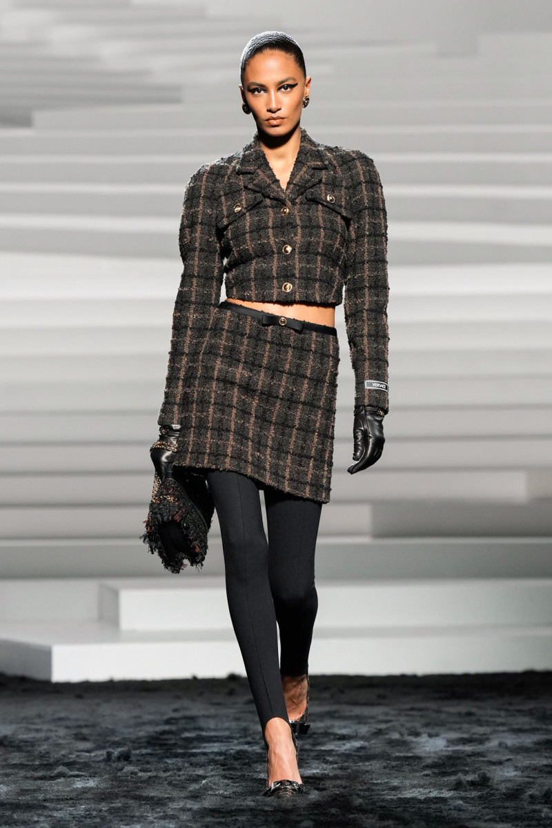 Versace Gives Its Power Suiting A Punk Twist For Fall 2024 Fashionista   Versace Fall 2024 43 