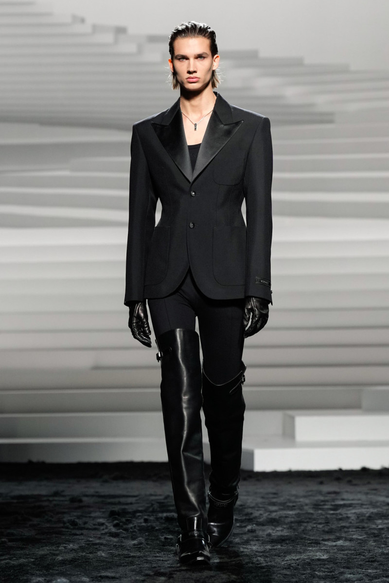 Versace Gives Its Power Suiting a Punk Twist for Fall 2024 - Fashionista