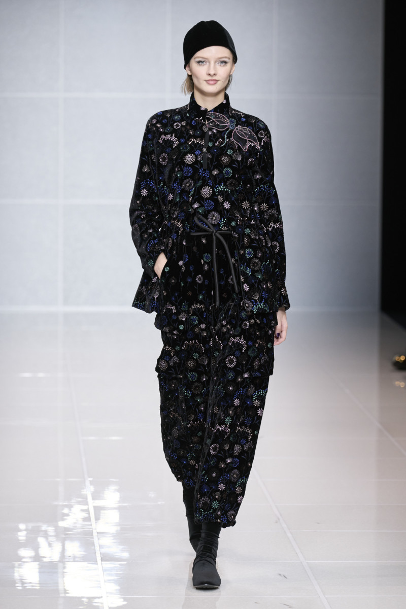 Giorgio Armani Fall 2024 Sees the Beauty in Winter Florals - Fashionista