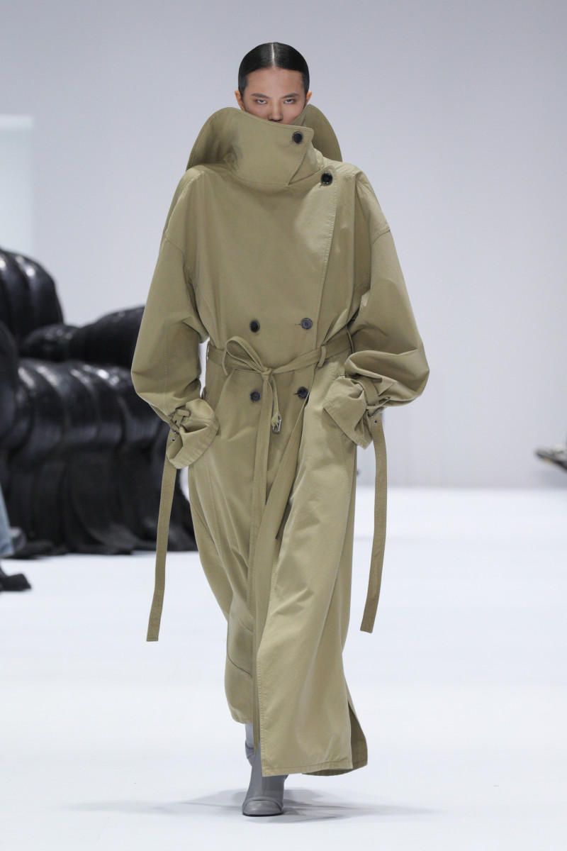 Acne Studios Plays With Sculptural Leather and Denim for Fall 2024 ...