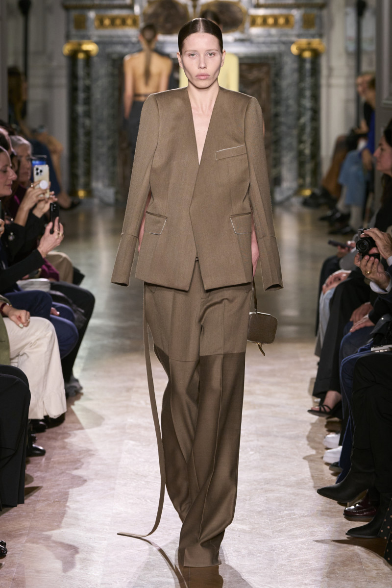 Victoria Beckham S Fall 2024 Collection Is Her Most Experimental Yet   Victoria Beckham Fall 2024 4 